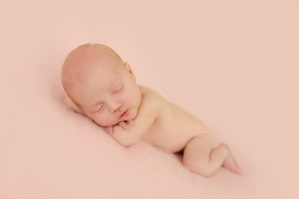 腕組みのお腹の上に寝ている生まれたばかりの赤ちゃん - 写真・画像