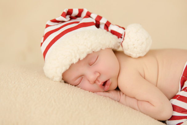 Neugeborenes Baby schläft Weihnachten mit Weihnachtsmütze - Foto, Bild