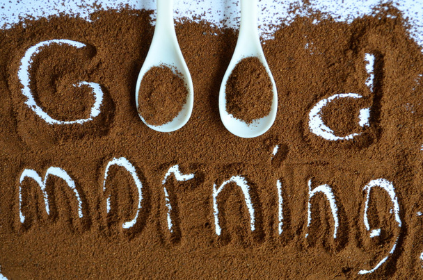 De inscriptie op de gemalen koffie "good morning" - Foto, afbeelding