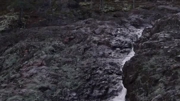Вулкан и водопад Хирваса наклоняются вниз
 - Кадры, видео