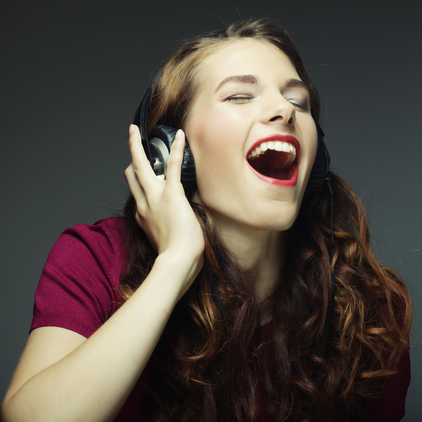Young woman with headphones listening music - Foto, afbeelding