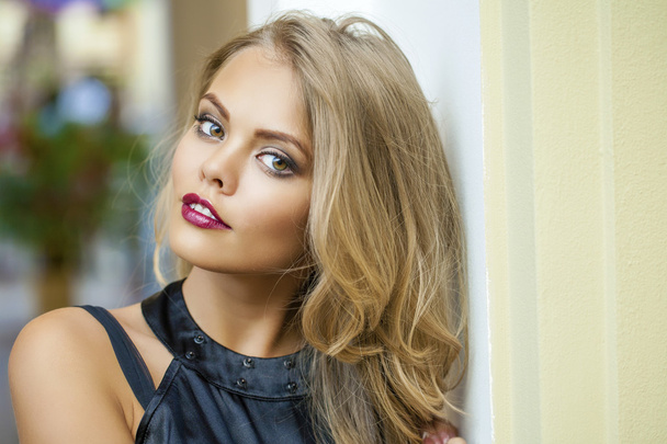 Portrait of attractive young blonde woman - Foto, afbeelding