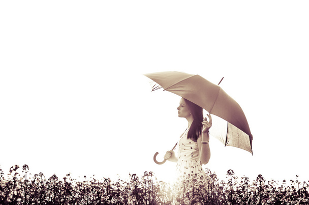 Güzel gözleri kapalı sanat kadın çayırda şemsiye ile - Fotoğraf, Görsel