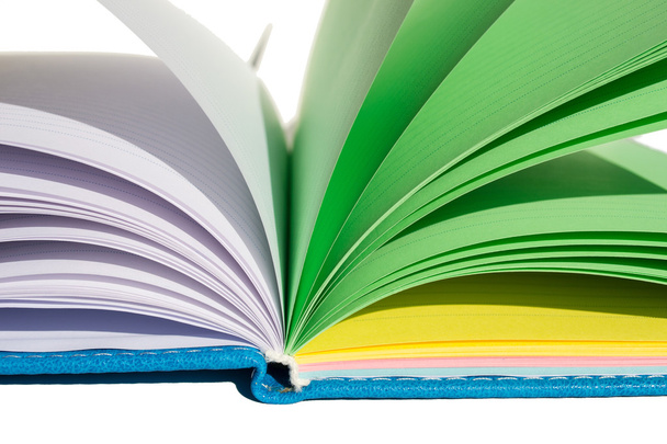 Open varicolored notebook op oppervlak - Foto, afbeelding