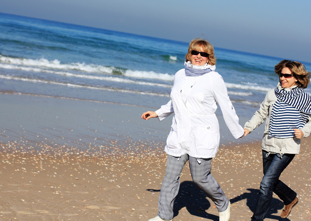 Madre e hija en una playa de invierno
 - Foto, Imagen