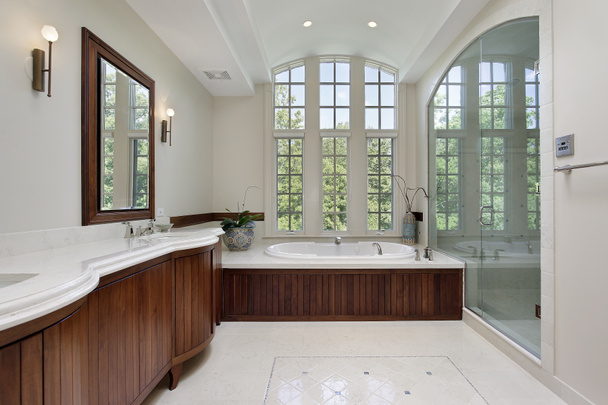 Baño principal con gabinetes de madera
 - Foto, Imagen