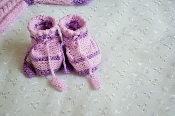 Baby violet booties - Valokuva, kuva