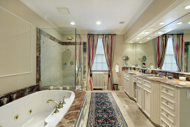 Главная ванна в роскошном доме
 - Фото, изображение