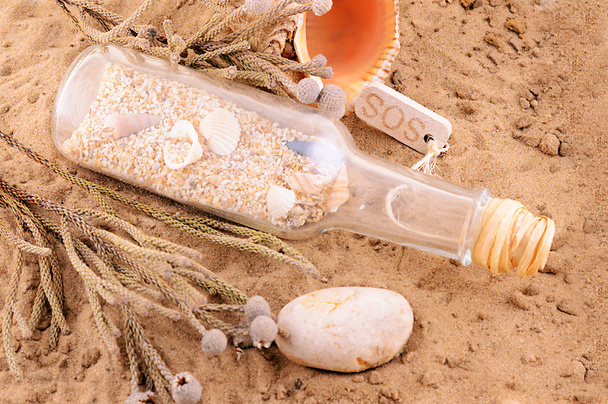 homokos strand levél üveg és kagyló. - Fotó, kép