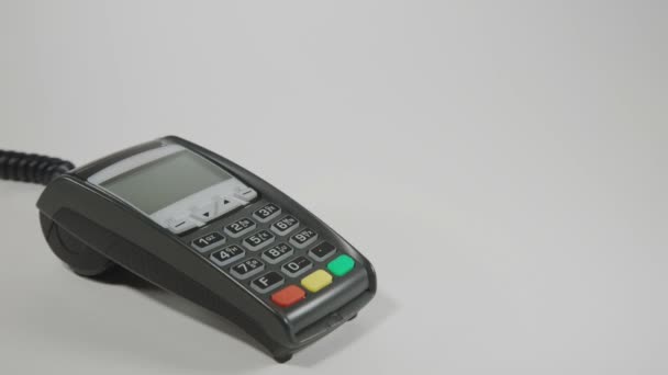 Рука перериває кредитну картку на POS-терміналі
 - Кадри, відео