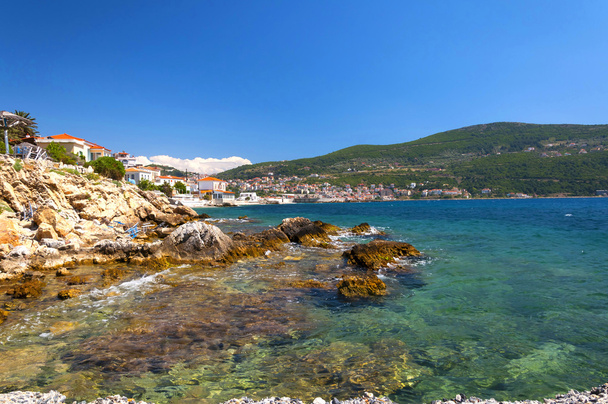 Kobaltkék Égei-tengerre, a hegyekre és a sziklák a sziget Samos használhatják - Fotó, kép