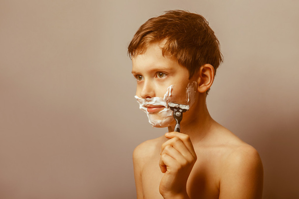 adolescente 12 años de apariencia europea con una afeitadora afeita
 - Foto, Imagen