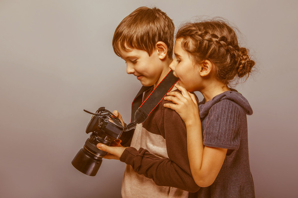 Adolescente menino com uma menina assistindo fotos na câmera em um g
 - Foto, Imagem