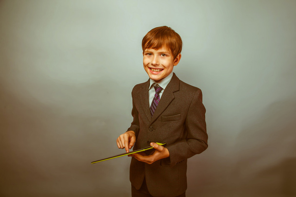 хлопчик-підліток одягнений бізнесмен тримає планшет Фотостудія re
 - Фото, зображення