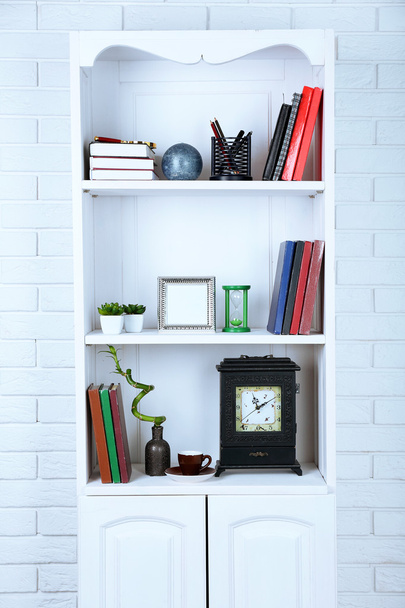 Books and decor in cupboard - Φωτογραφία, εικόνα