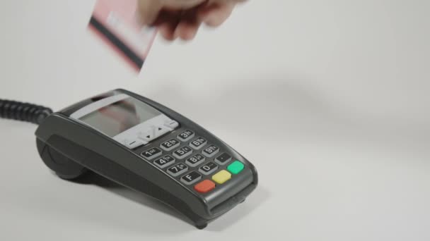 Ruční šlohnutí kreditní karty na POS terminálu - Záběry, video