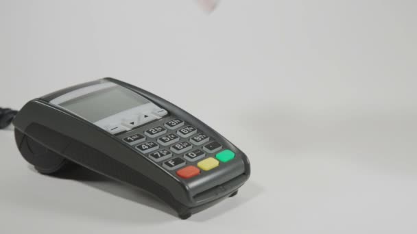 Σάρωση με το χέρι της πιστωτικής κάρτας στο τερματικό POS - Πλάνα, βίντεο