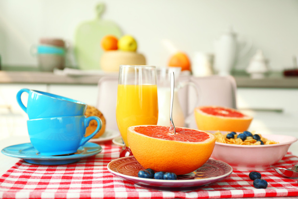 Υγιεινό πρωινό με φρούτα και τα μούρα στο τραπέζι στην κουζίνα - Φωτογραφία, εικόνα