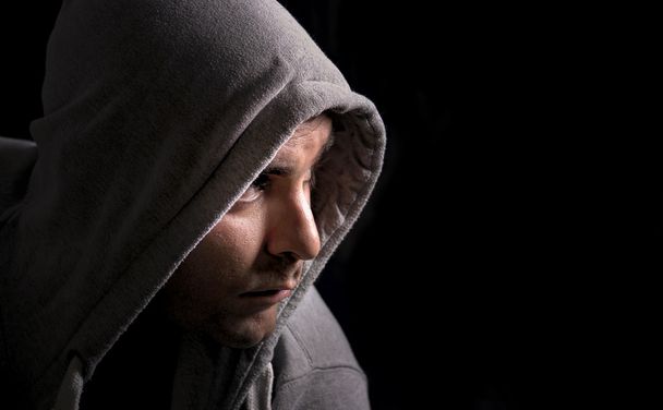 man in een hoodie - Foto, afbeelding