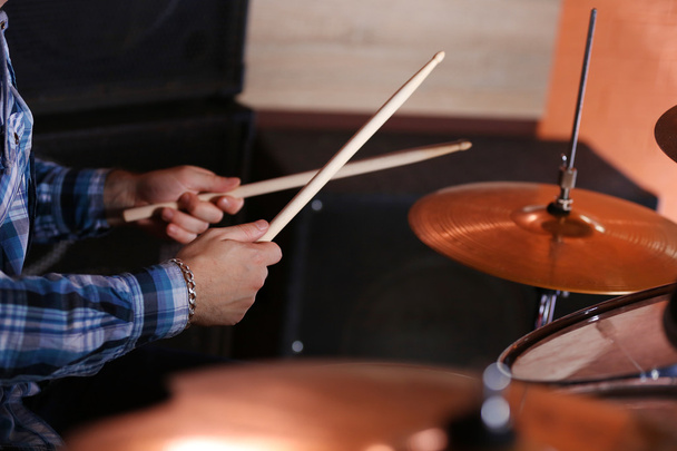  Drummer met stokken en drums - Foto, afbeelding