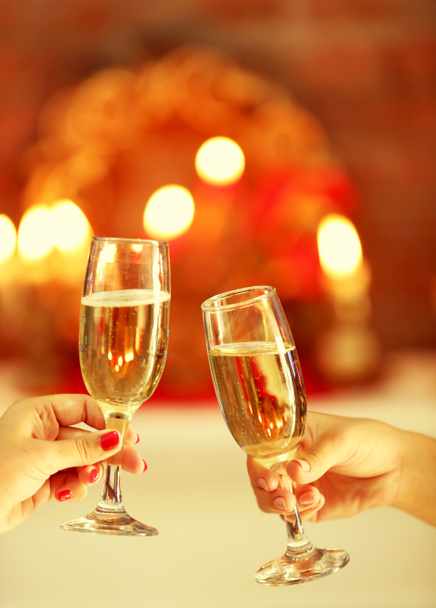 Cinkání sklenic šampaňského v ruce - Fotografie, Obrázek