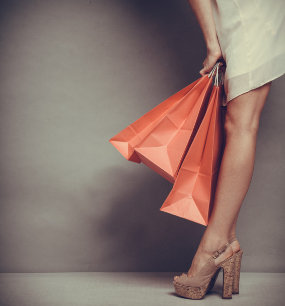 Mujer sosteniendo bolsas de compras de papel rojo - Foto, Imagen