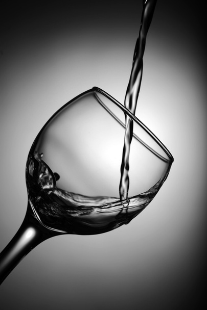 białe wino wlewające się do szklanki - Zdjęcie, obraz