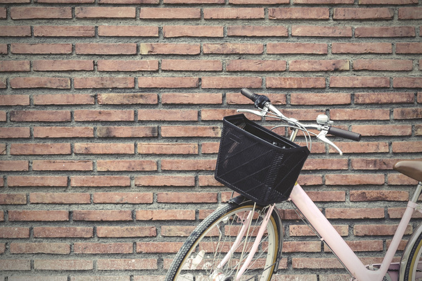 Vintage bicycle with old brick wall - Foto, afbeelding