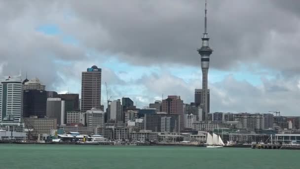 Auckland skyline Nueva Zelanda desde el punto de vista del barco
. - Metraje, vídeo