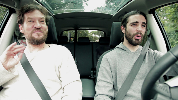 Felices amigos masculinos durante el viaje coche de conducción divertirse
 - Imágenes, Vídeo
