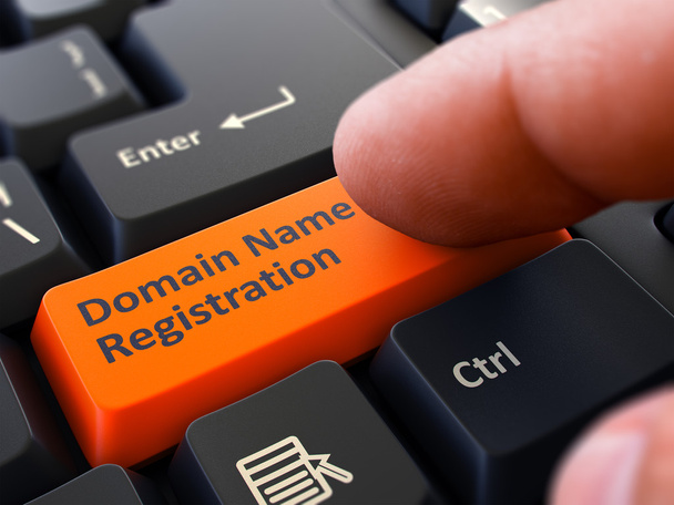 Pulsaciones de dedo Botón de teclado naranja Registro de nombres de dominio
. - Foto, imagen