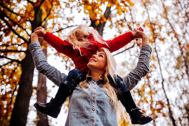 秋の公園で娘と母 - 写真・画像