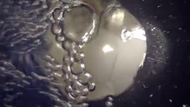 Water stroomt en borrelen in emmer. 4k - Video