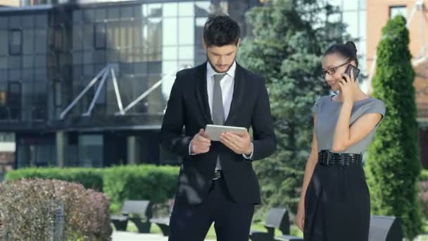 Pareja de hombres de negocios hablando en la calle y hacer el caso de la tableta
 - Metraje, vídeo