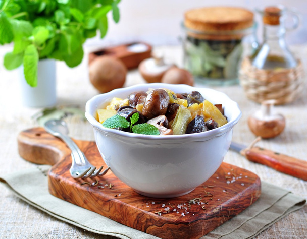 Жареные утиные желудки с картошкой, грибами и луком-порей. Французская кухня
. - Фото, изображение