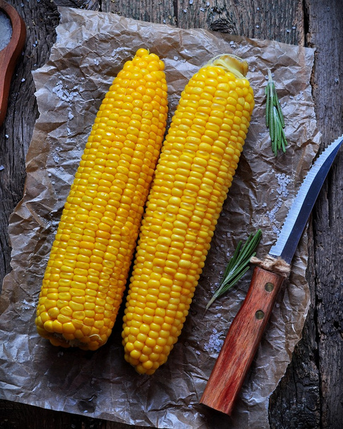 gekookte maïs met kruiden, peper en specerijen - Foto, afbeelding