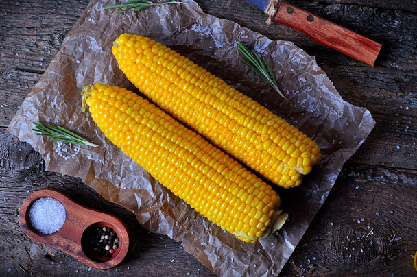 gotowana kukurydza z ziołami, solą i przyprawami - Zdjęcie, obraz