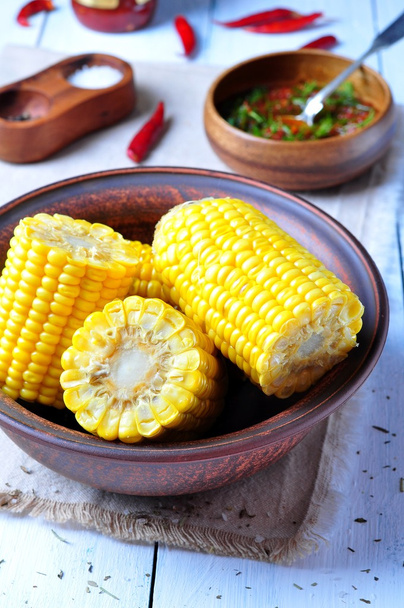 gotowana kukurydza z gorący sos, zioła, sól i przyprawy - Zdjęcie, obraz