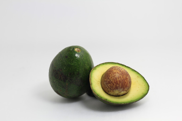 de tropische groenblijvende boom die de avocado draagt. Het is inheems in Midden-Amerika en grote schaal geteeld elders. - Foto, afbeelding