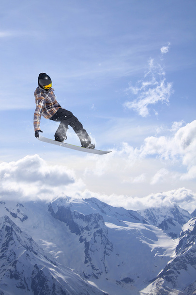 Snowboarder volador en las montañas
 - Foto, imagen