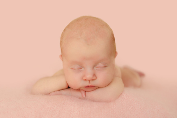 Neugeborenes Baby schläft auf Bauch Arme gekreuzte Nahaufnahme - Foto, Bild