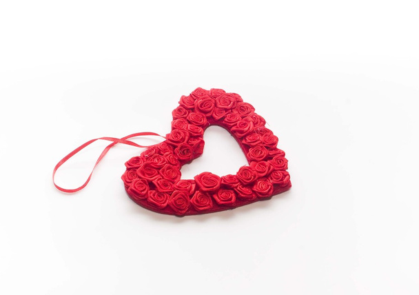 Одне червоне серце з багатьох маленьких троянд
 - Фото, зображення