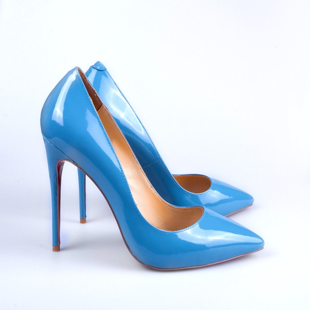 Sininen kiiltonahka korkeakorkoiset kengät
 - Valokuva, kuva