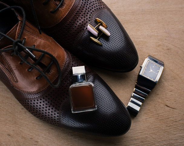 Accessoires Homme. chaussures, parfums et boutons de manchette
 - Photo, image