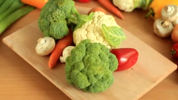 frisches Gemüse auf einem Holzbrett rotieren - Filmmaterial, Video