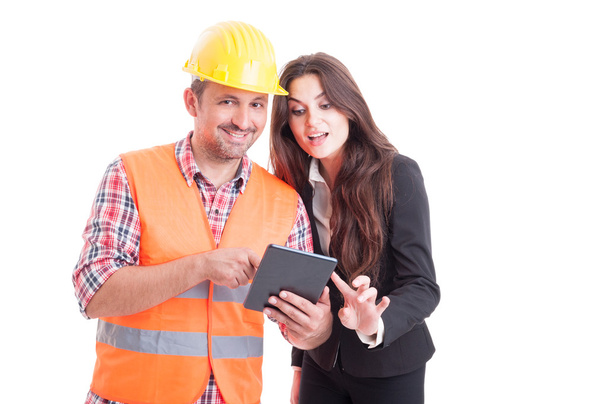 Усміхнений сучасний будівельник і бізнес-леді, використовуючи бездротовий планшет
 - Фото, зображення