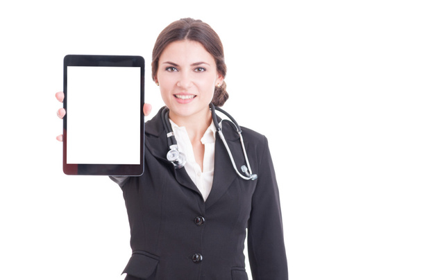 Mujer joven médico mostrando tableta con pantalla o pantalla en blanco
 - Foto, imagen