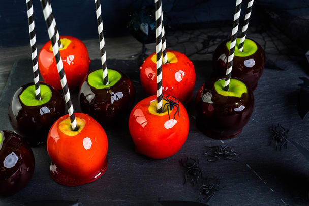 Käsintehdyt makeiset omenat
 - Valokuva, kuva