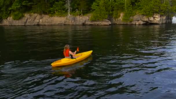 Mädchen paddeln auf einem großen See - Filmmaterial, Video