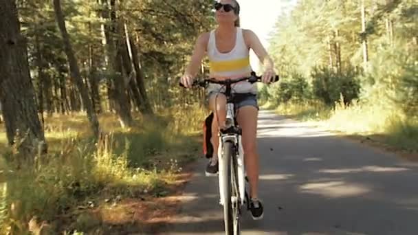 Woman travelling by bicycle - Footage, Video